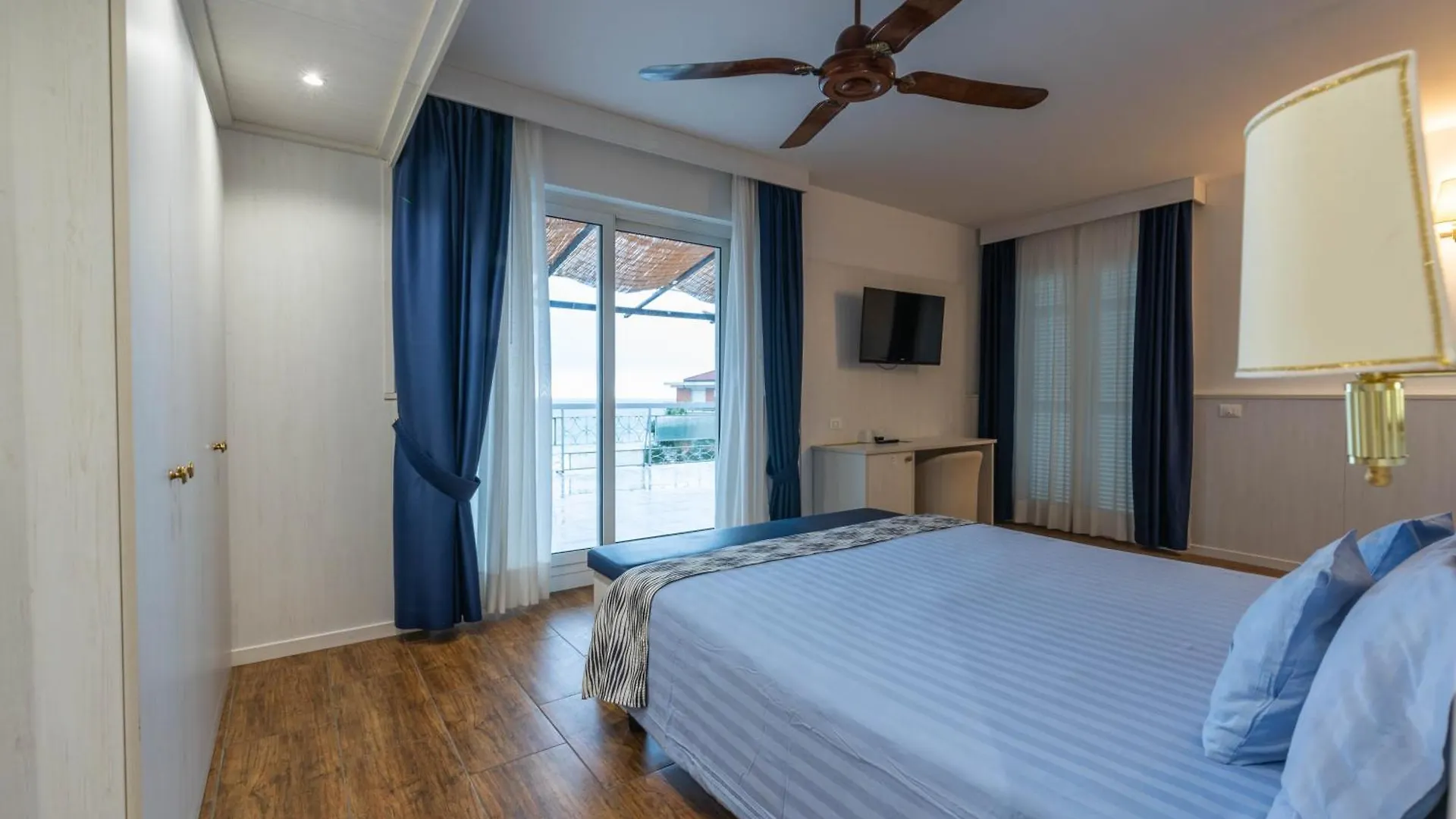 ****  Hotel Lungomare Marina dʼMarina dʼAndora Italia