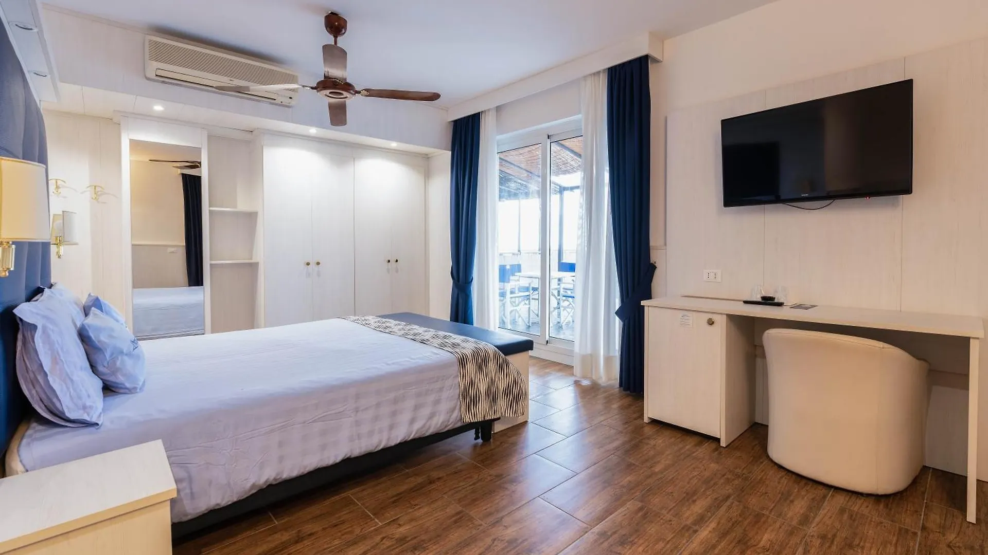 Hotel Lungomare Marina dʼMarina dʼAndora 4*,  Italia